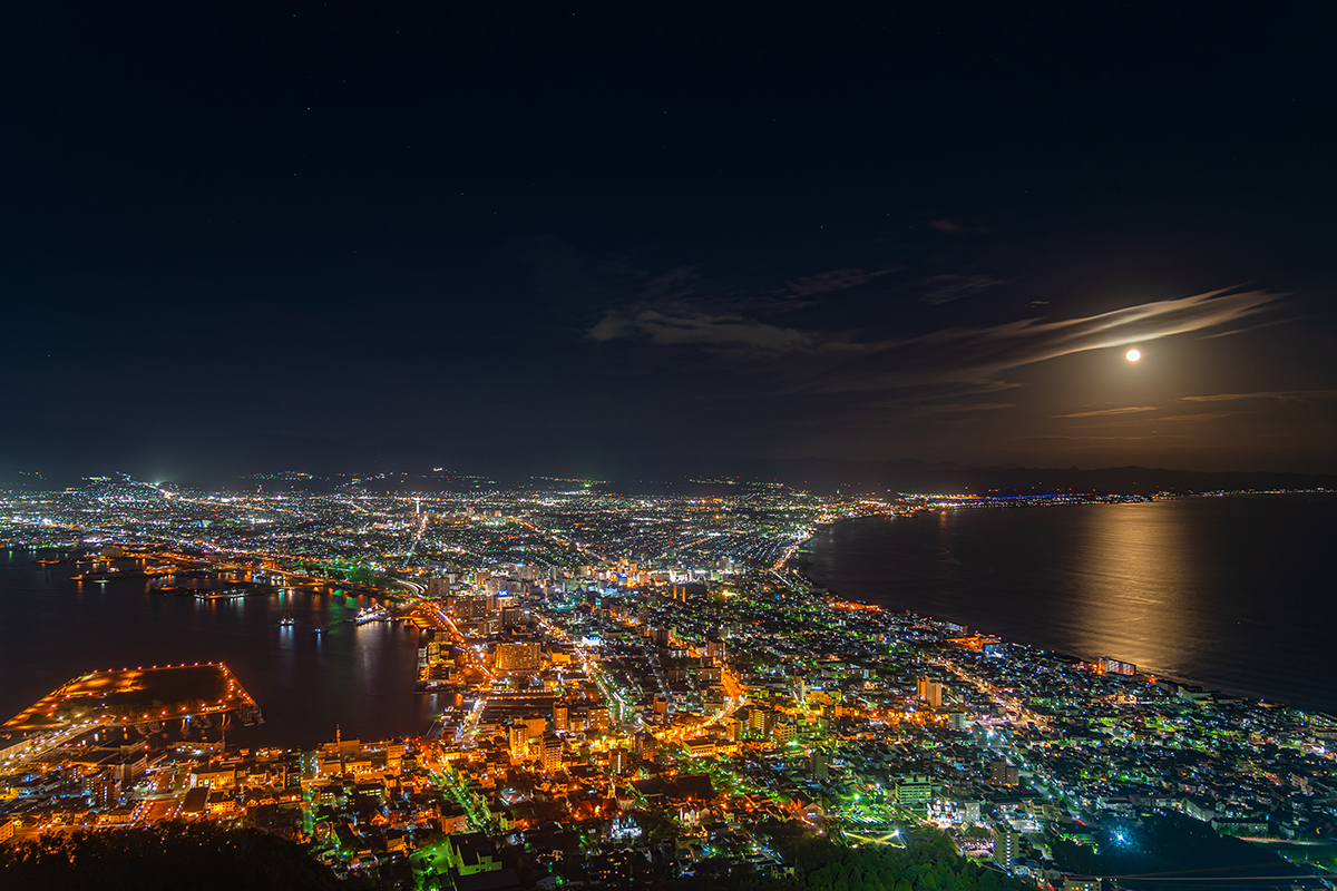 Ride the Mt. Hakodate Ropeway to Savor a Glittering Nightscape