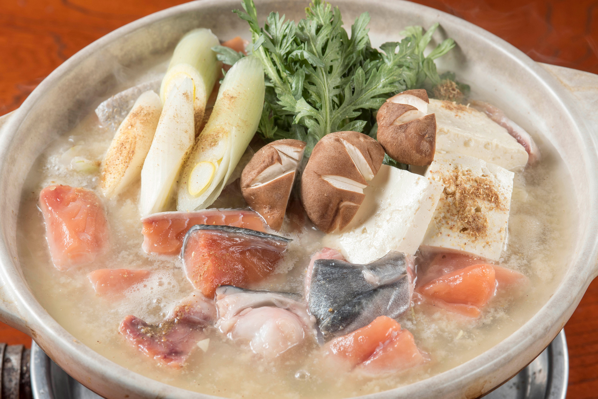 https://hokkaido-treasure.com/wp-content/uploads/2023/03/Ishikari-nabe-a-hot-pot-dish-with-salmon.jpg